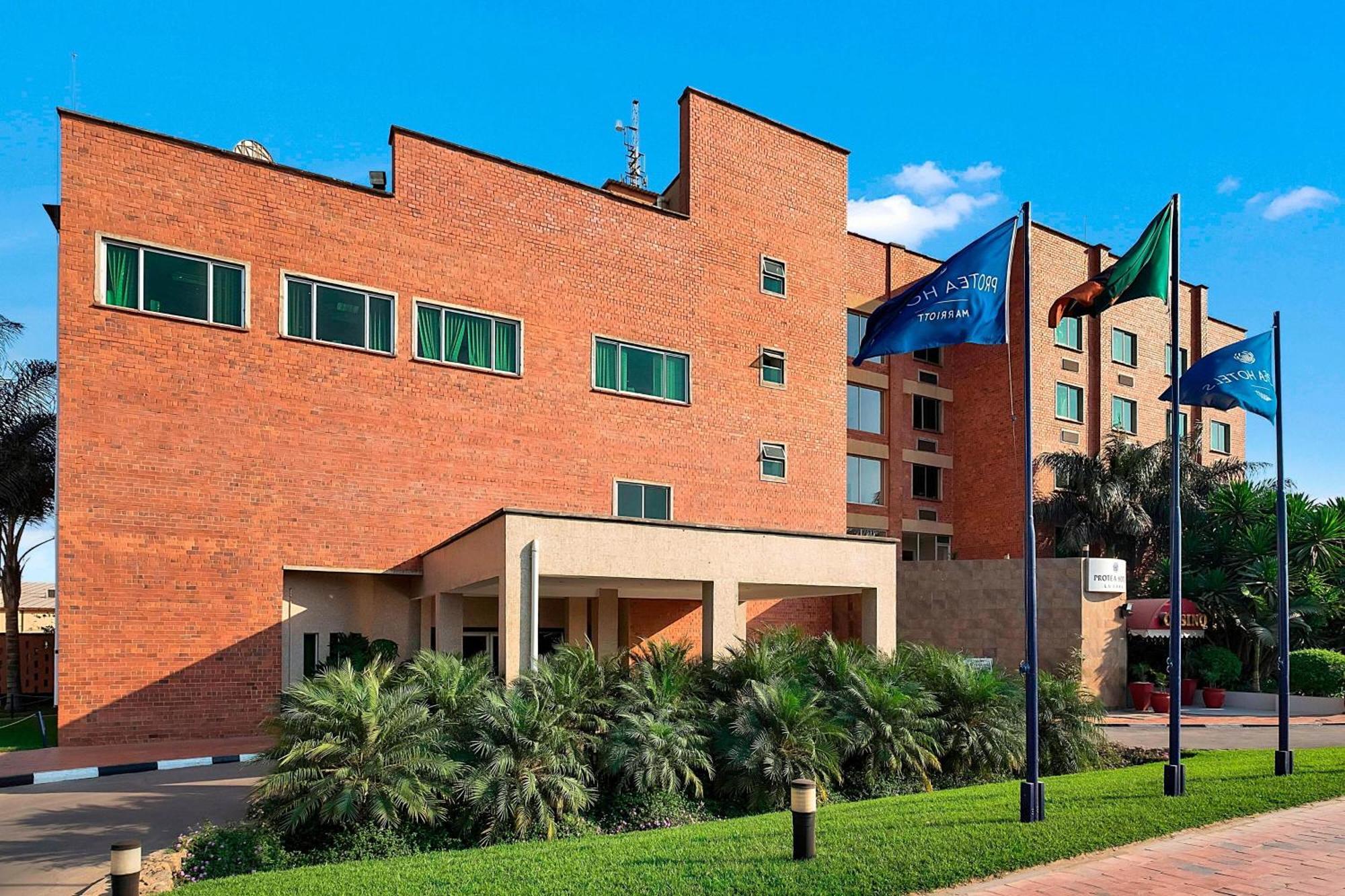 Protea Hotel By Marriott לוסקה מראה חיצוני תמונה