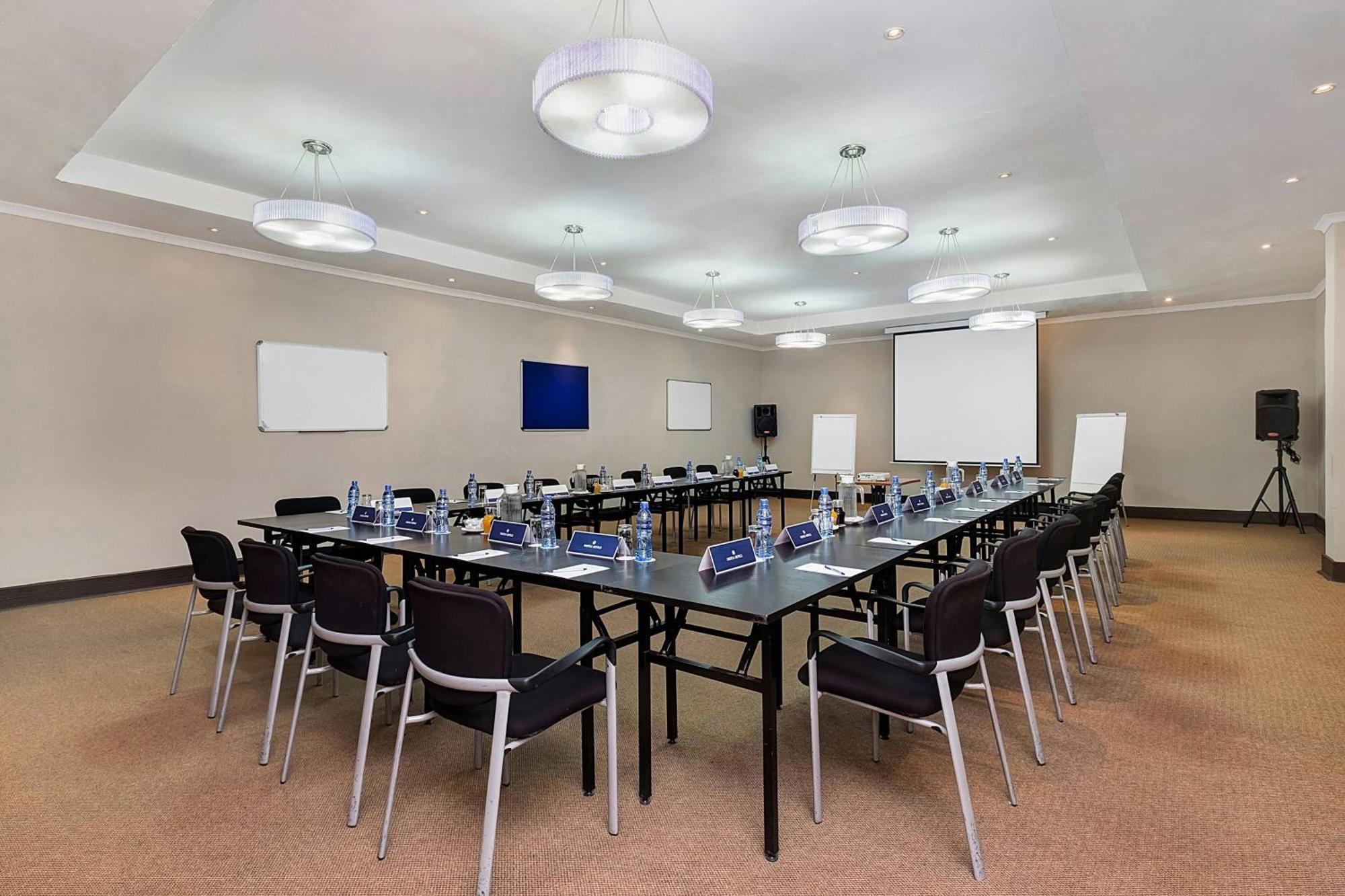 Protea Hotel By Marriott לוסקה מראה חיצוני תמונה